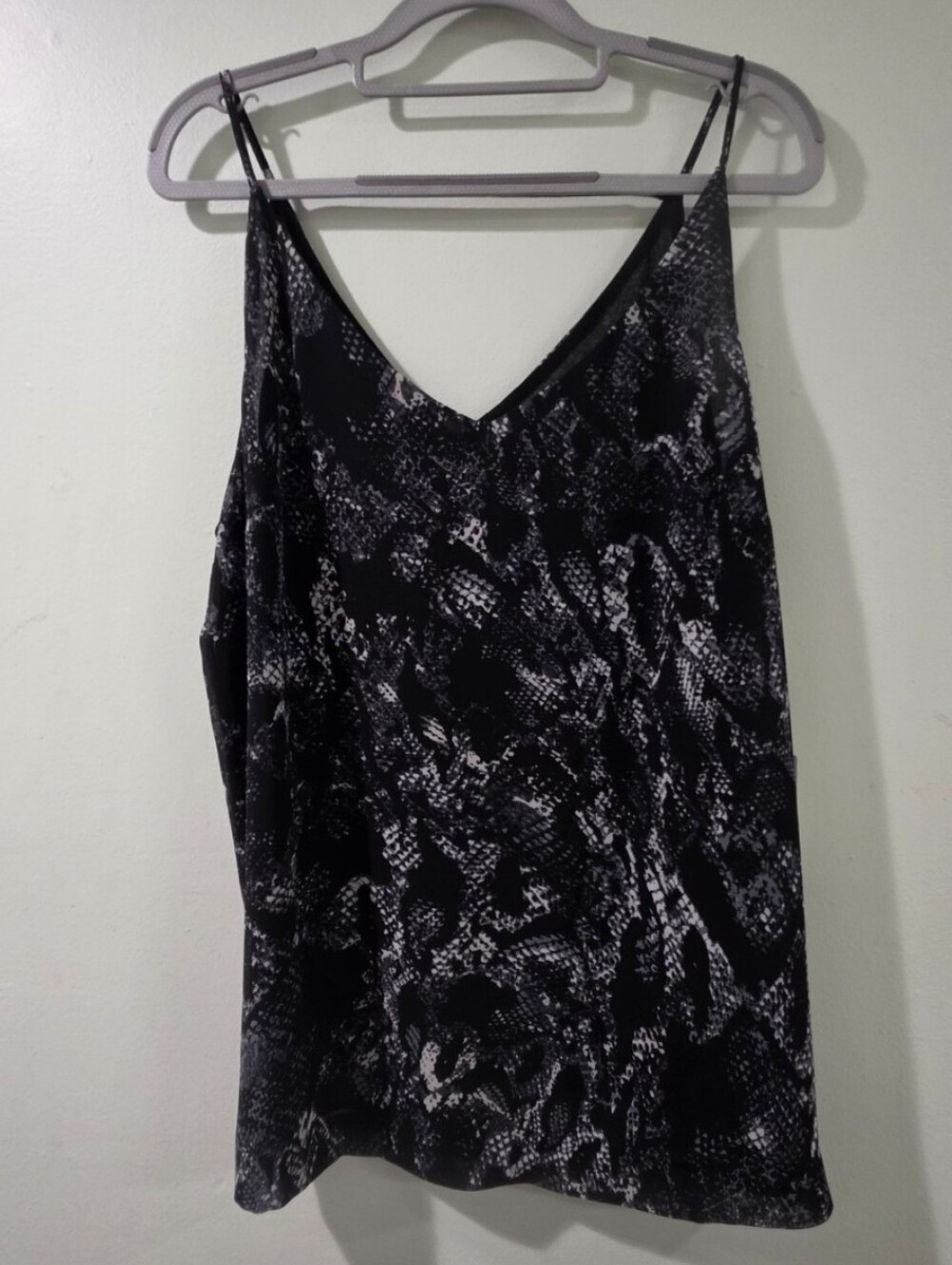 1 STATE Black Snakeskin V-Neck Cami Adjustable Straps L. - Picture 2 of 7